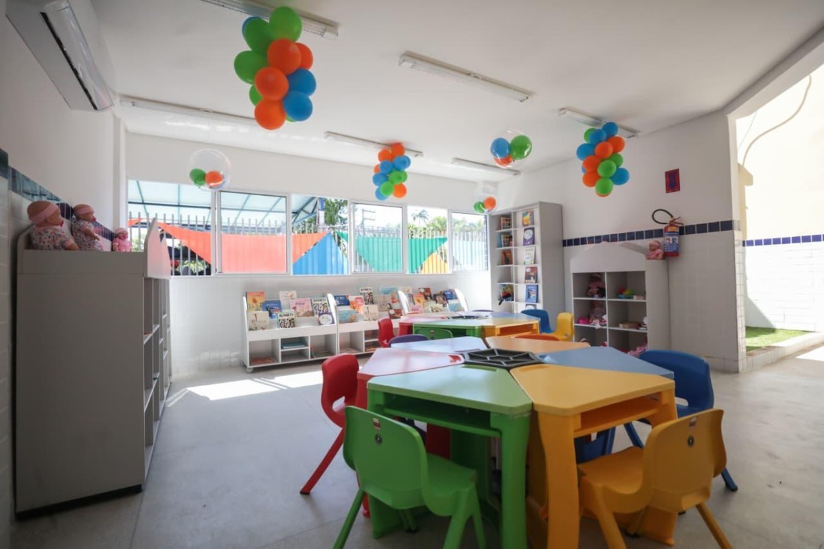 Sala de atividades da Creche Doutor Cyro de Andrade Lima, no Cordeiro, decorada com balões coloridos, mesinhas infantis e estantes de livros no dia da inauguração